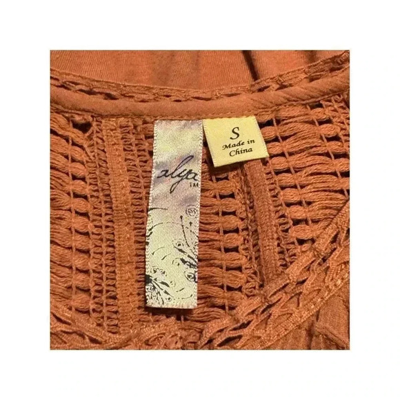 ALYA‎ Women’s Small Oversized Pink Ruffled Button Front Boho Cropped Top - Picture 4 of 6